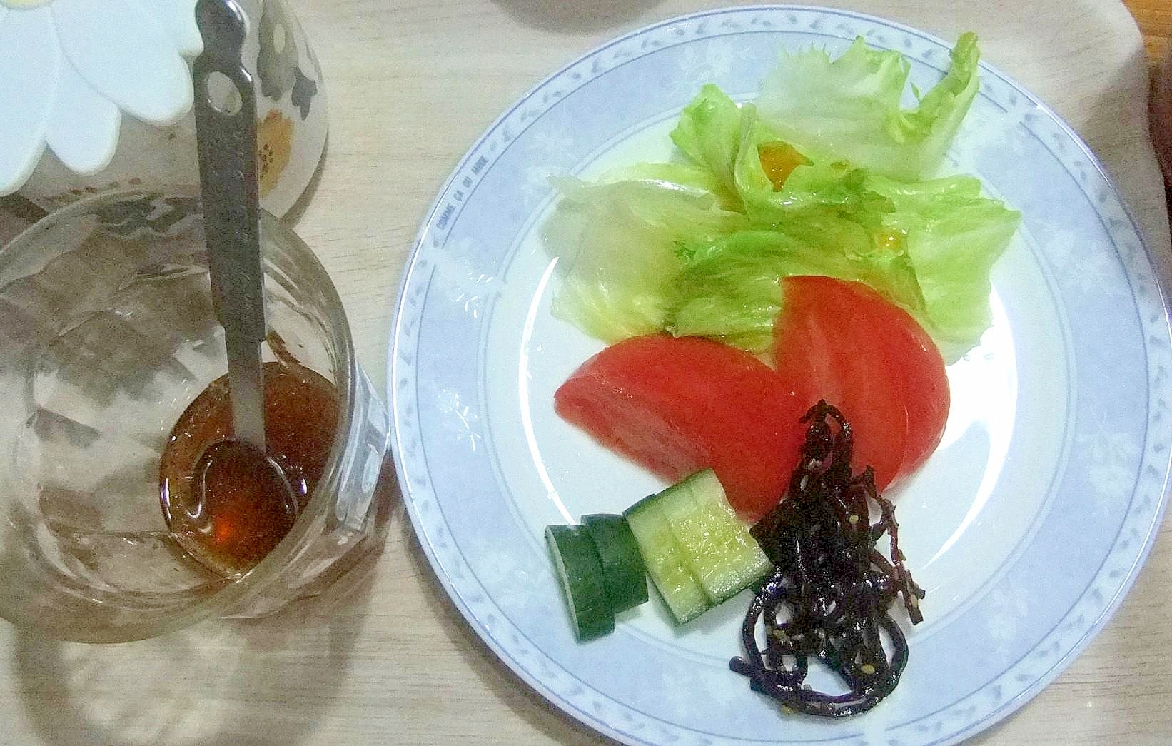 和風ドレッシングでサラダ