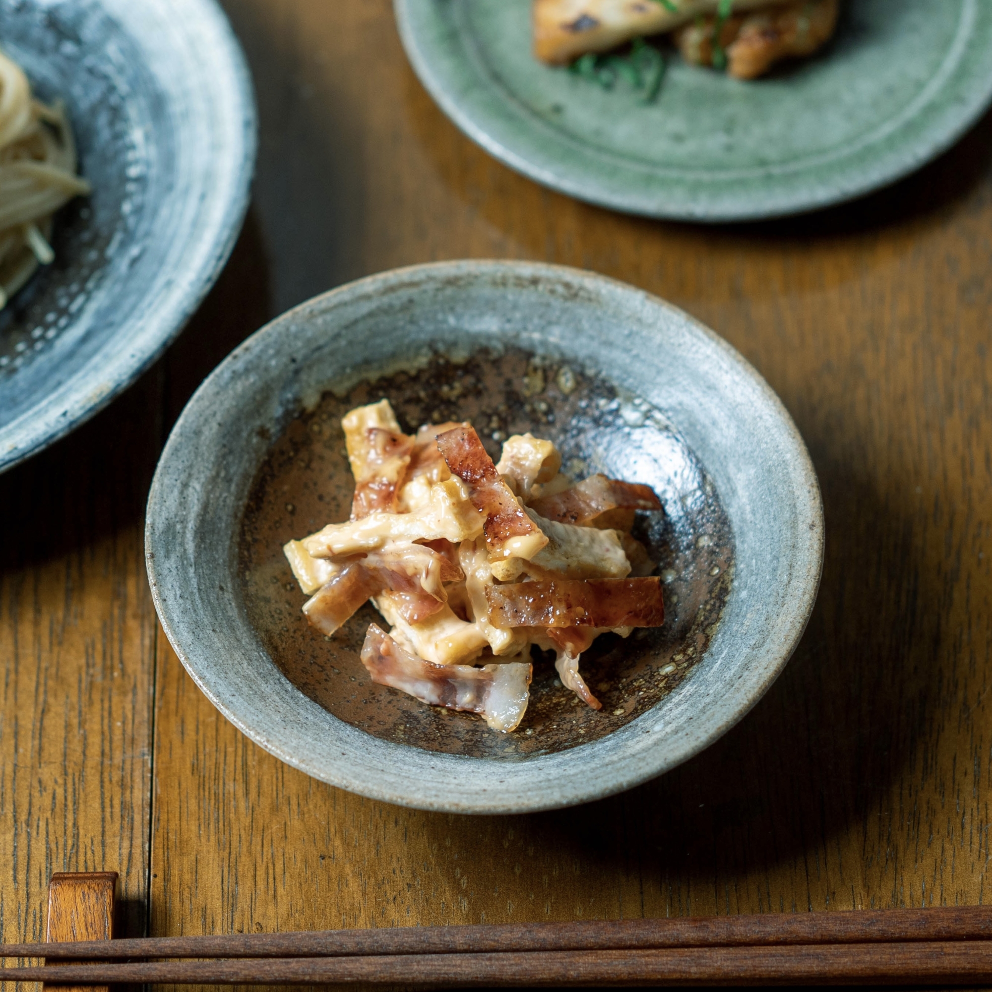 油揚げとベーコンのマヨ豆板醤あえ【和食・副菜】
