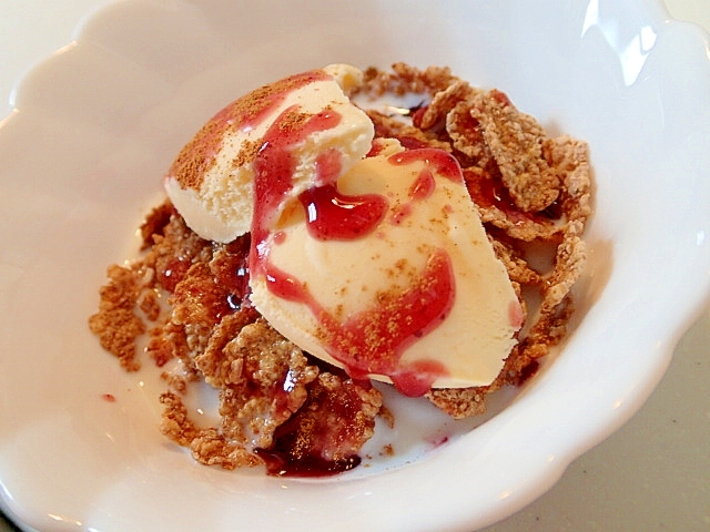 バニラアイスとアサイーソースのシリアルデザート