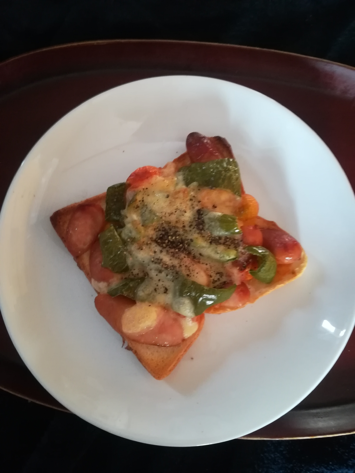 ピーマンとソーセージとトマトのチーズトースト