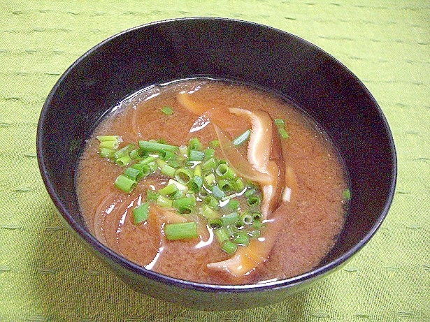 椎茸と玉ねぎのお味噌汁