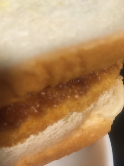 コロッケとキャベツのカレー粉炒めのサンドイッチ