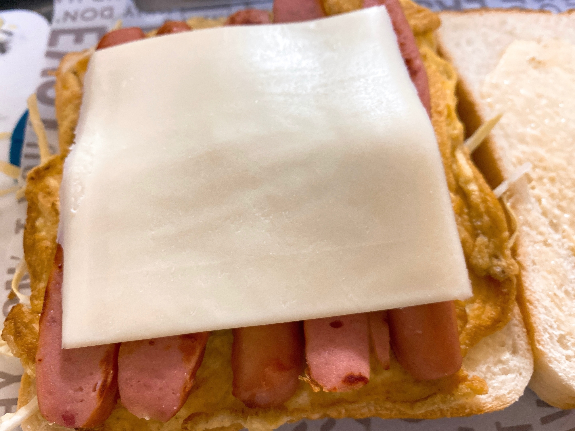 薄焼き卵とウィンナーチーズのサンドイッチ