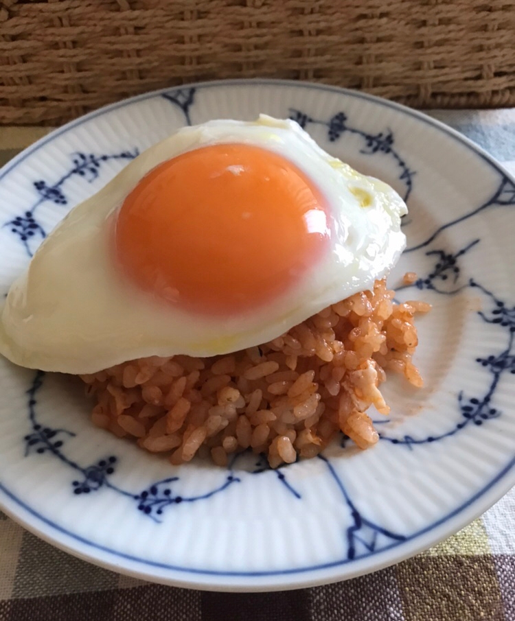 目玉焼きのせガーリックケチャップライス