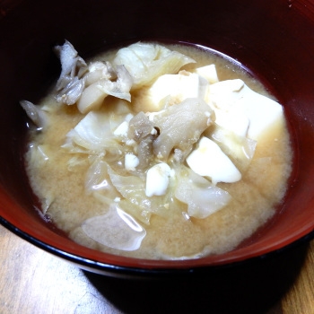 キャベツとしめじと豆腐の味噌汁