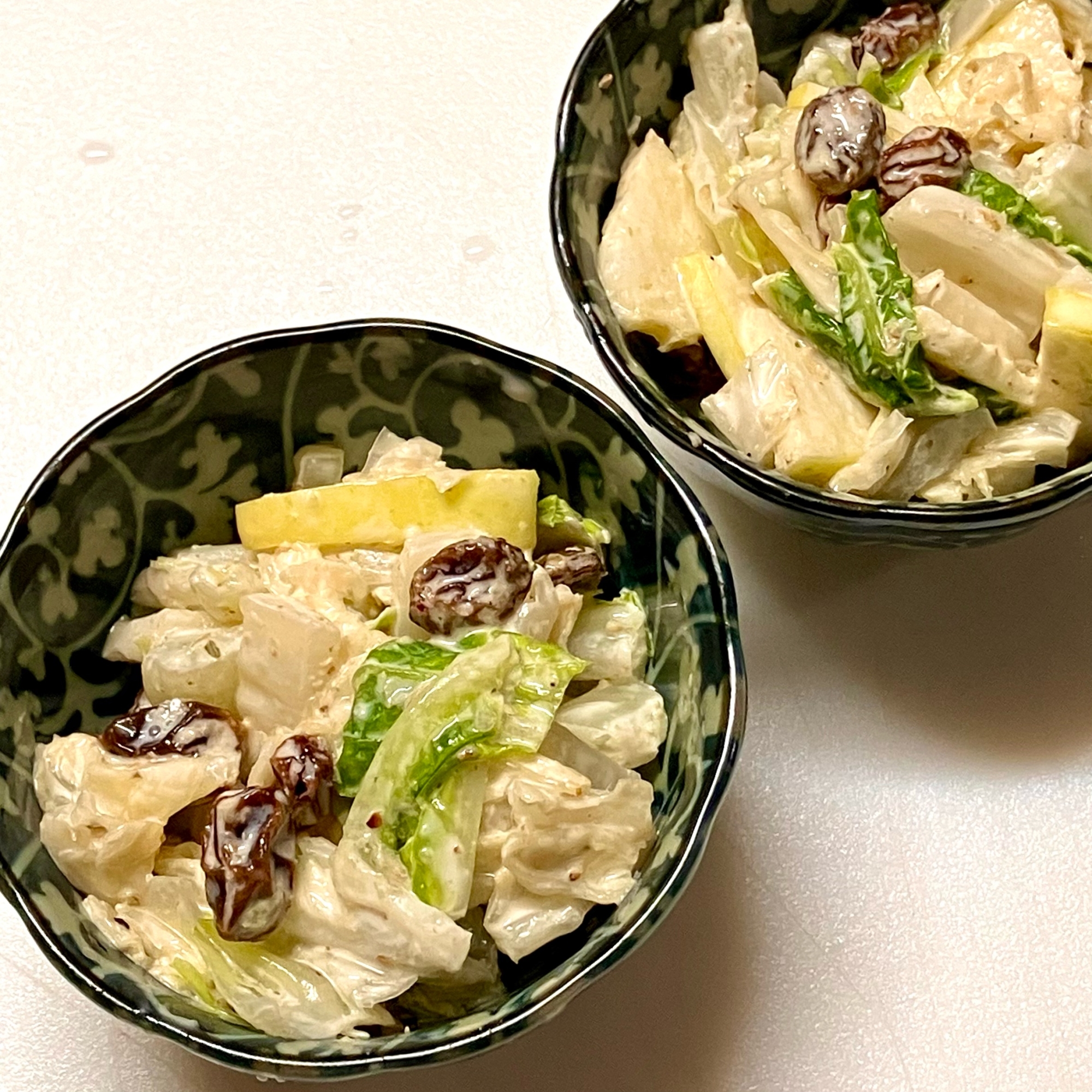 フルーティな味♪白菜とりんごとレーズンのサラダ