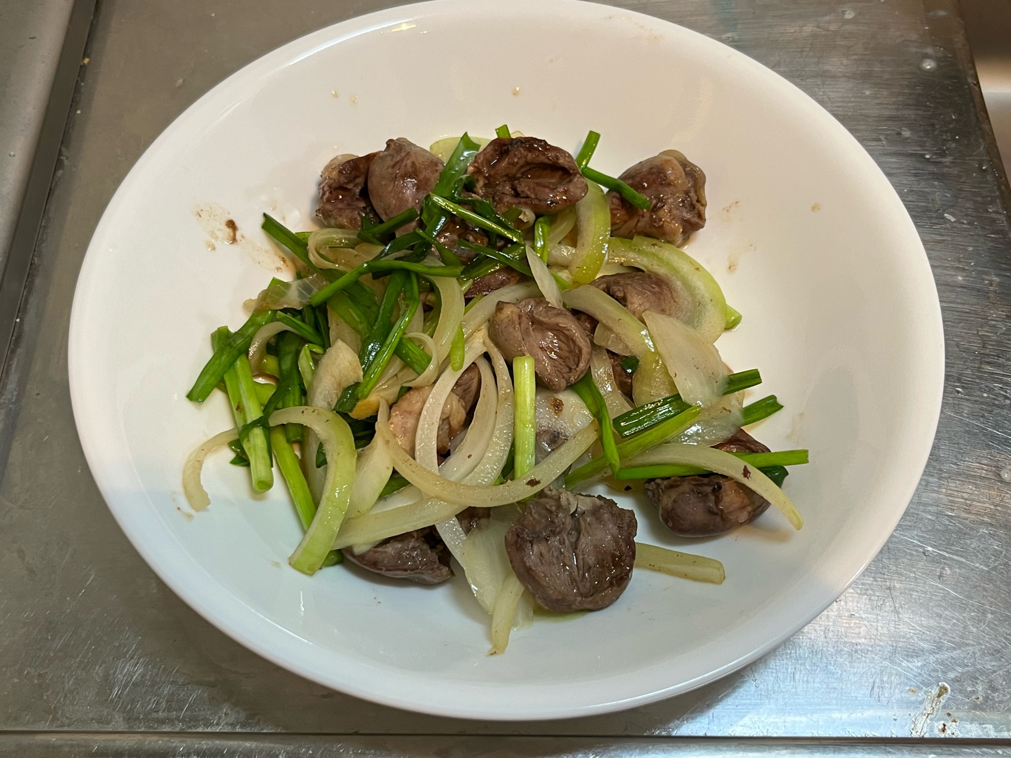 鶏ハツ肉とニラと玉ねぎの塩炒め