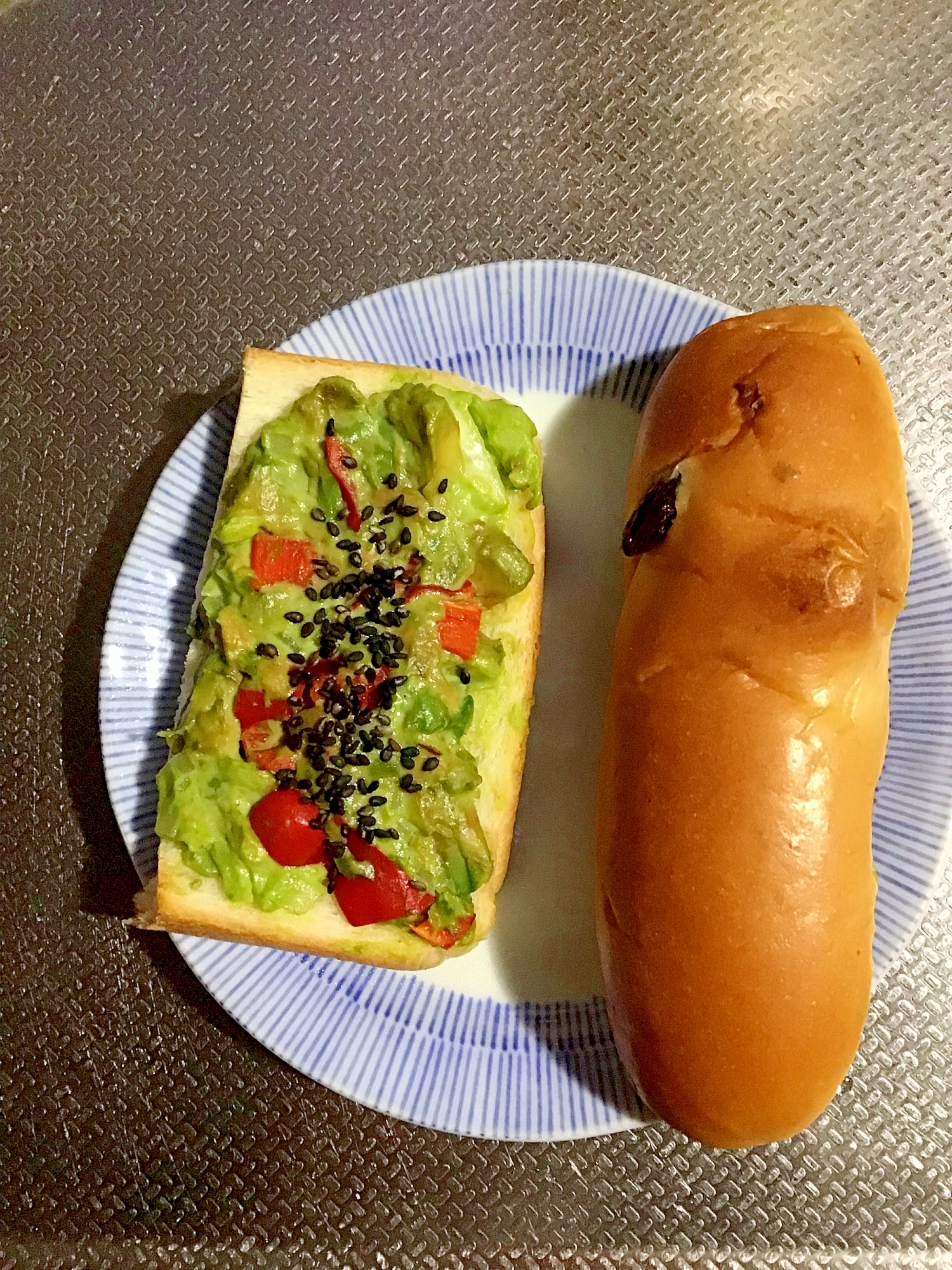 赤ピーマンとハムのアボカドディップの食パン。