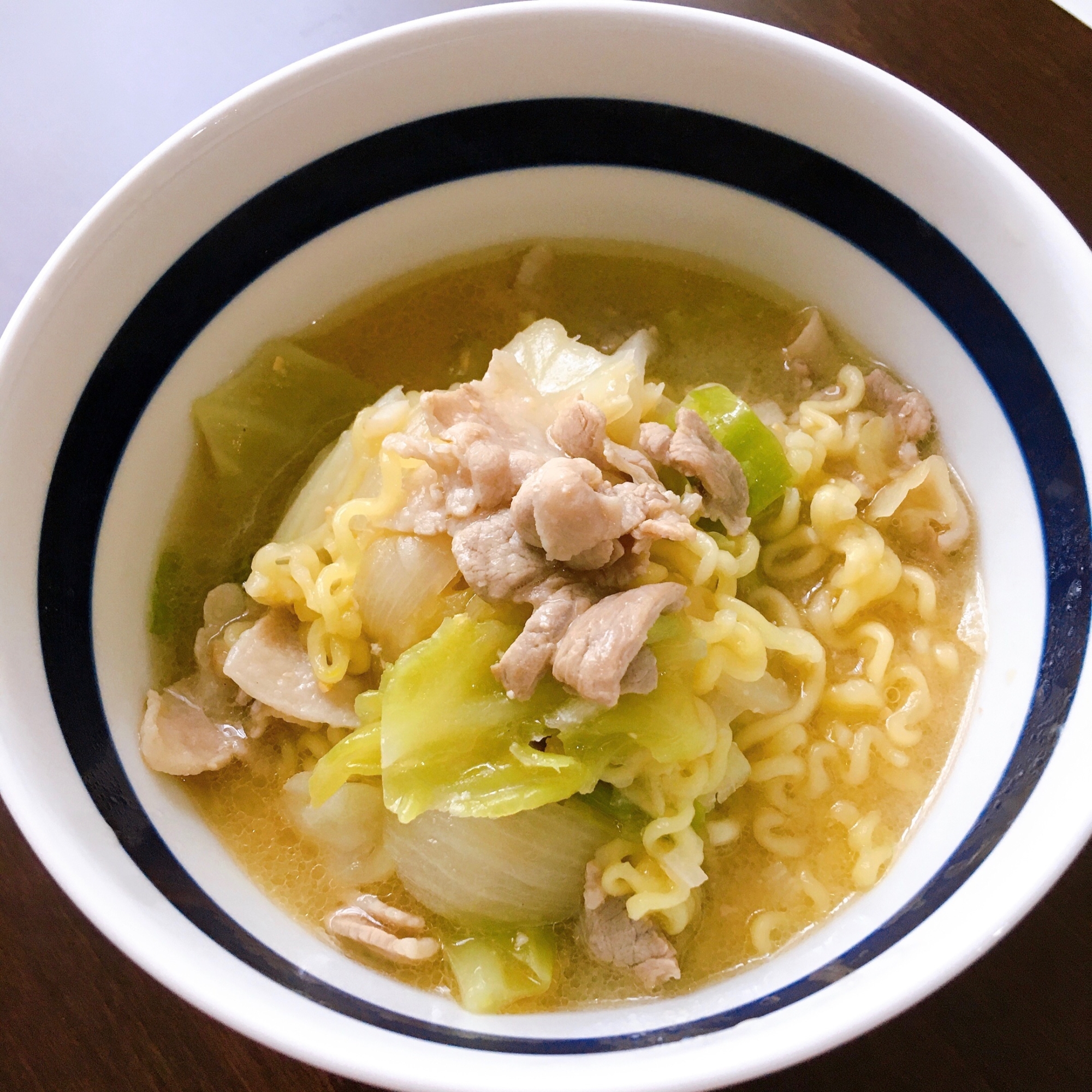 器に入ったサリ麺のにんにく味噌ラーメン