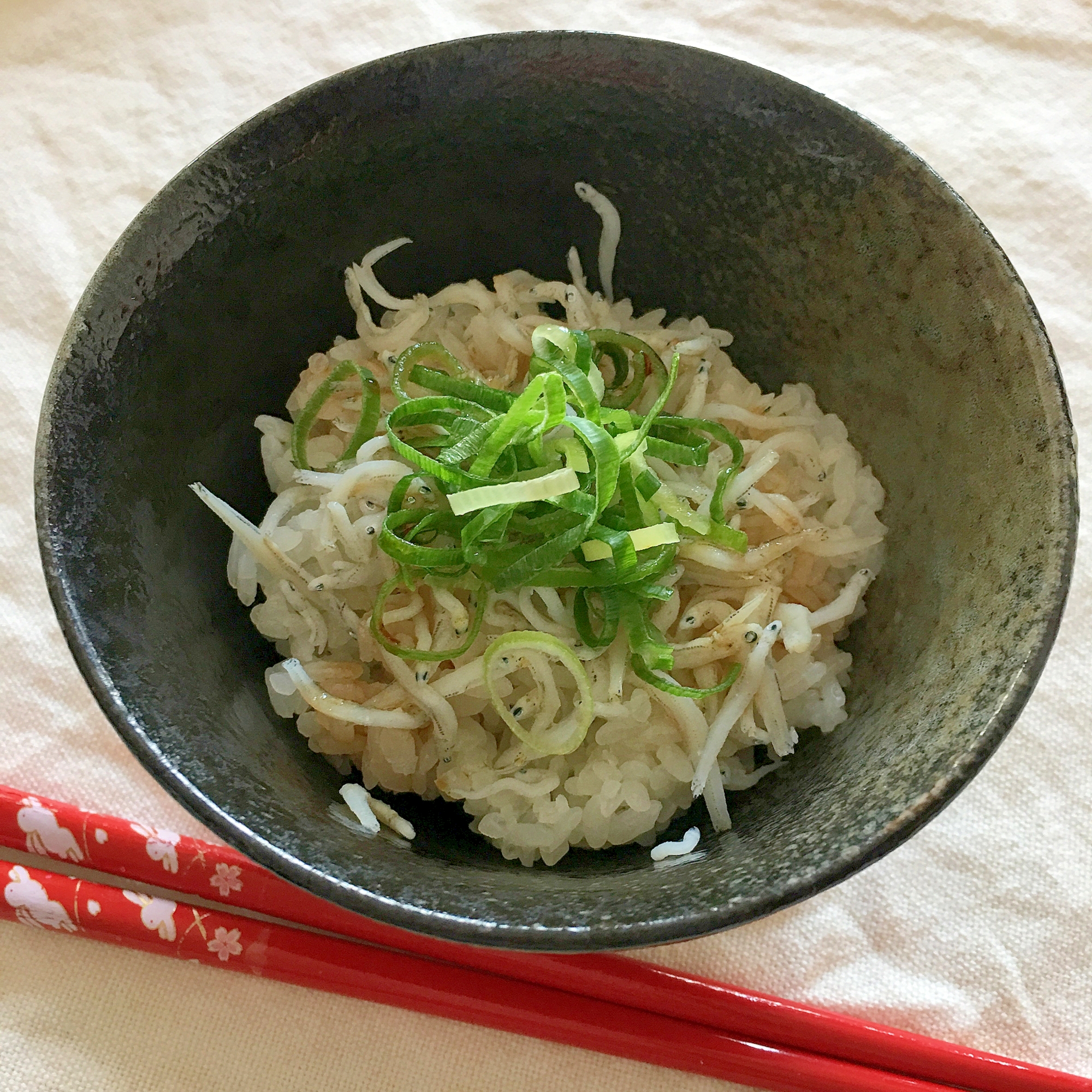 釜揚げしらすと刻みネギのオリーブオイル醤油飯♡