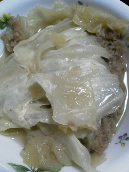 キャベツの消費に。
1.5倍を四人で分けました。
重ねて蒸し煮しただけなのに旨味が出て美味しい♪
ポン酢も合いますね！