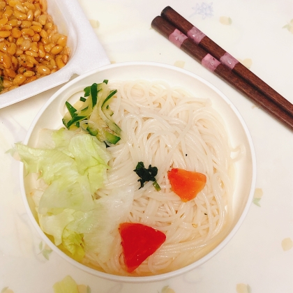 冷やしそば 納豆新玉スライス貝割れ菜のせて