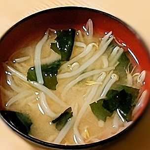 もやしとわかめの味噌汁