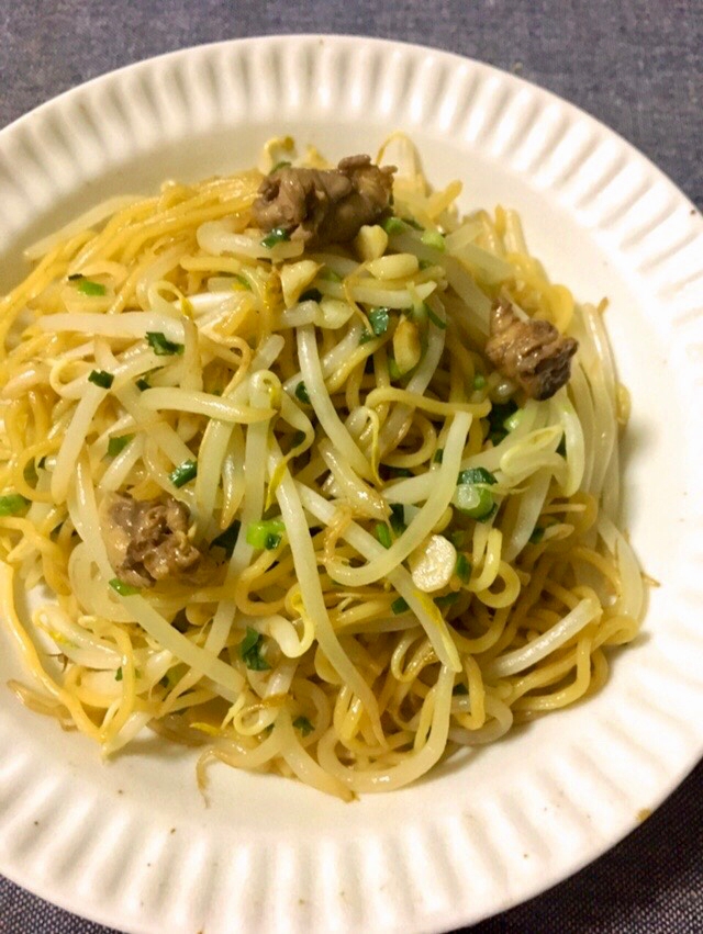 鶏ハツモトともやしの塩焼きそば