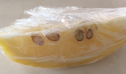 レモンって丸々1こ使い切ることがなかなかないので、冷凍しておくと本当に便利ですね(^O^)