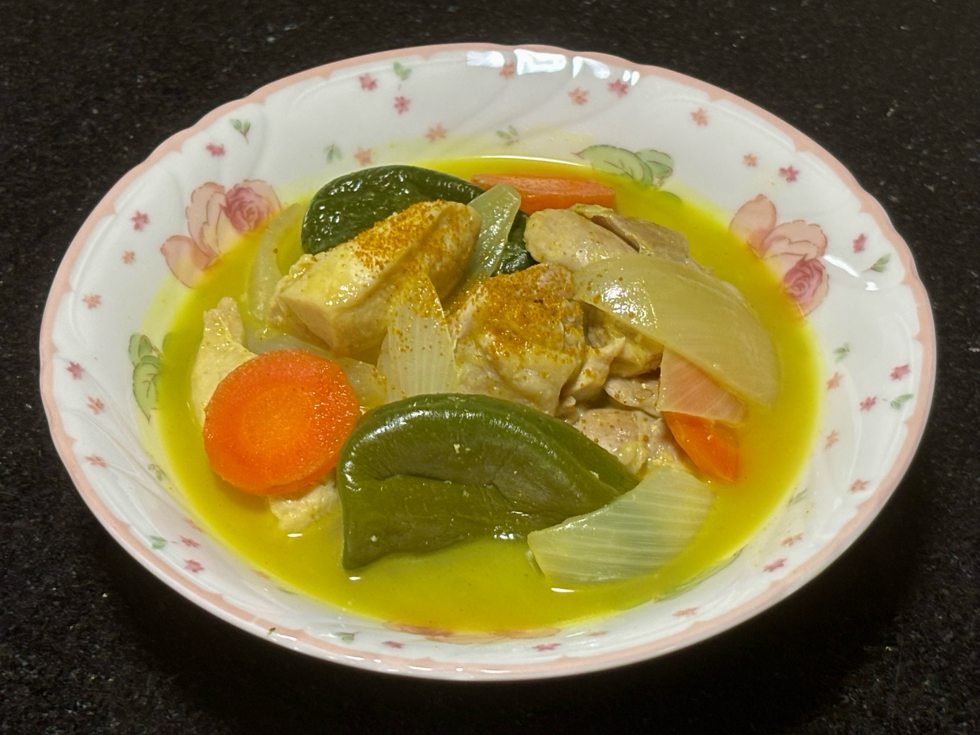 鶏と丸ごとピーマン、カレー風味のシャンパン煮込み