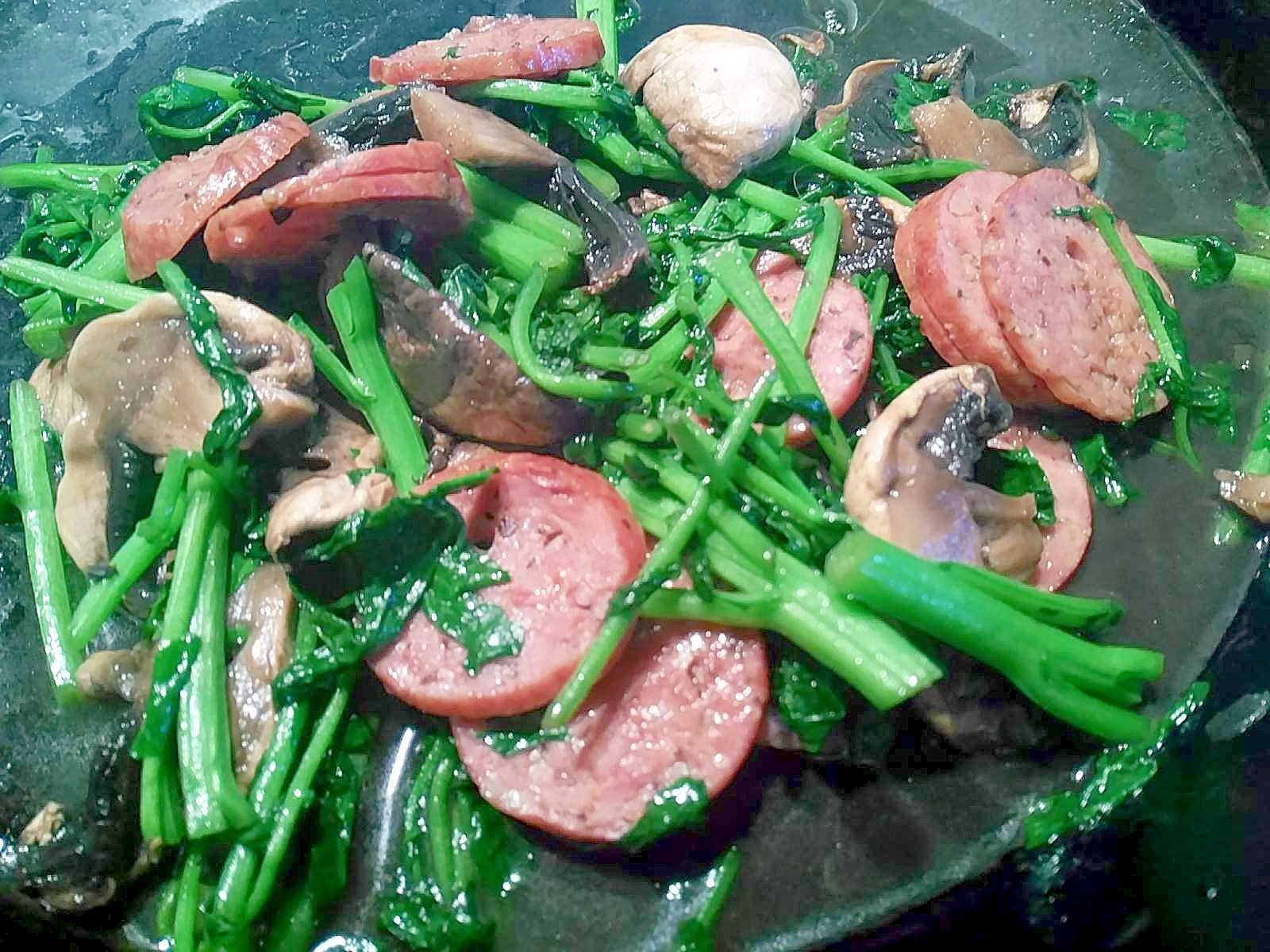 皿に盛られたクレソンサラミのソテー