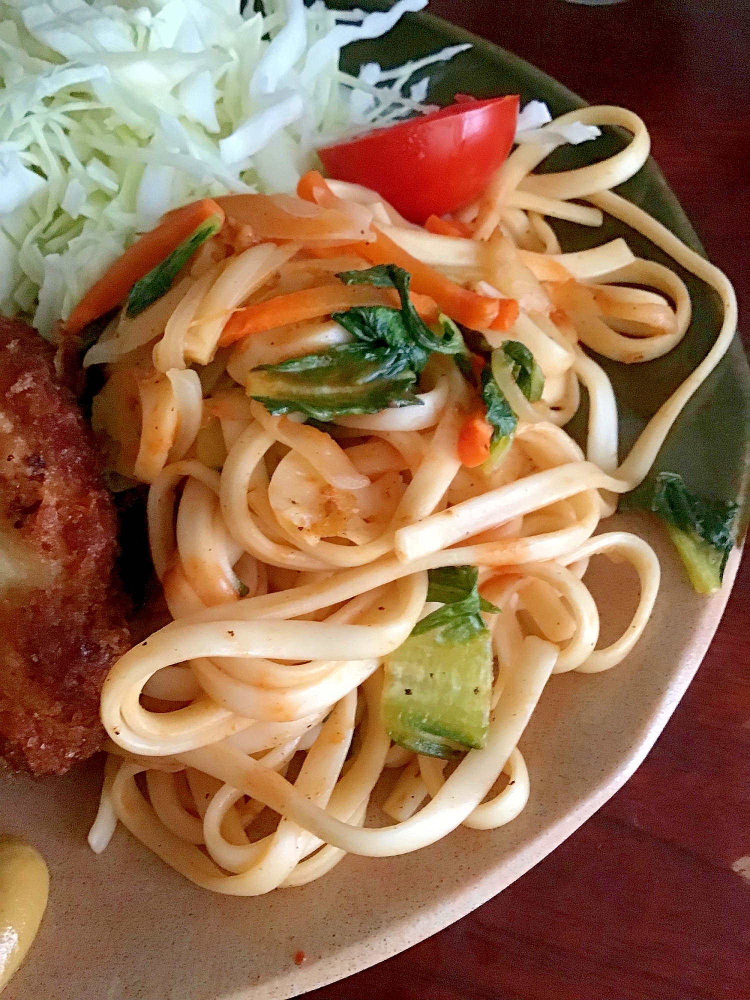 チーカマとロメインレタスのトマト焼うどん。