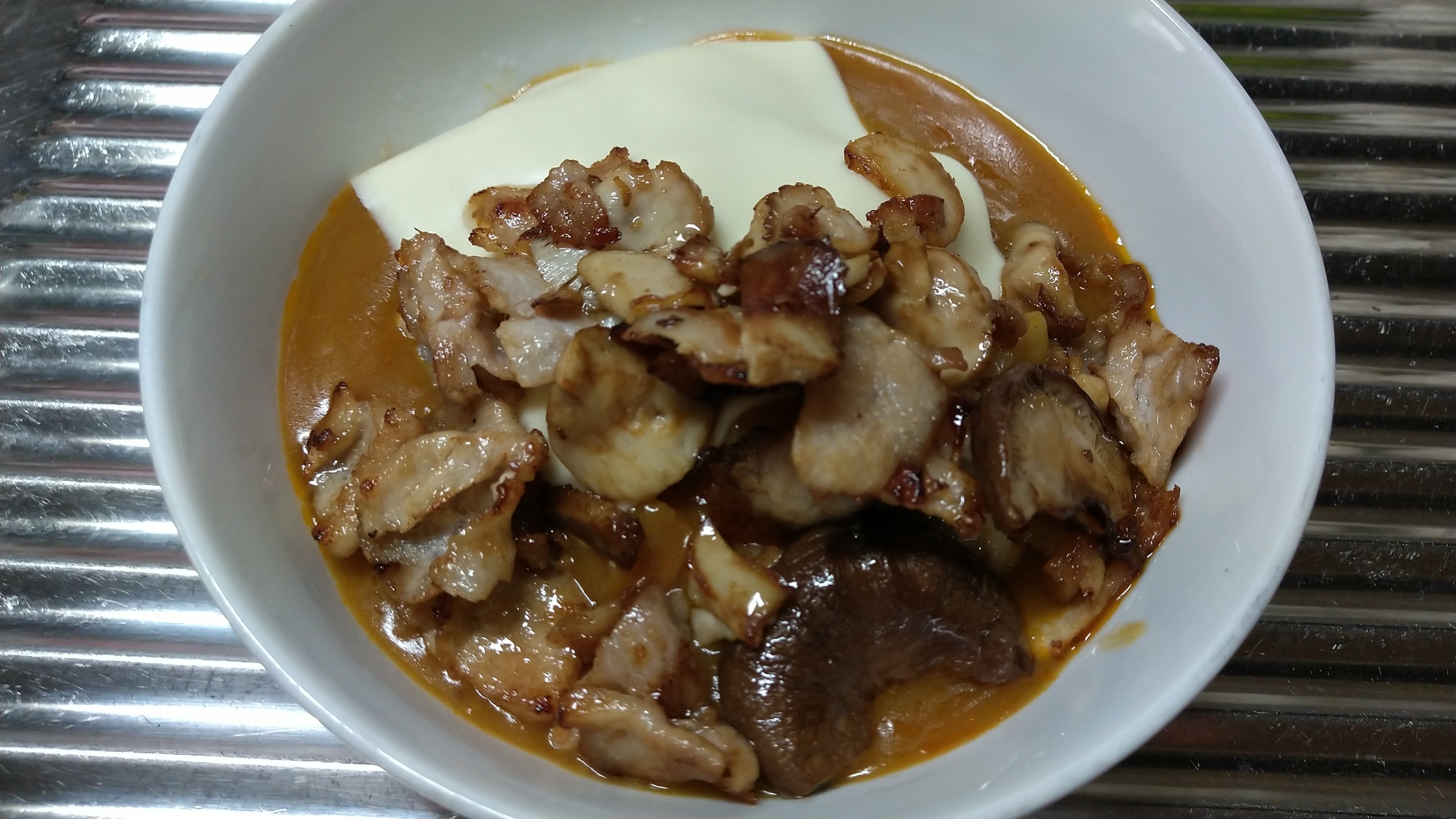 豚肉 エリンギ チーズとソースのカレーライス