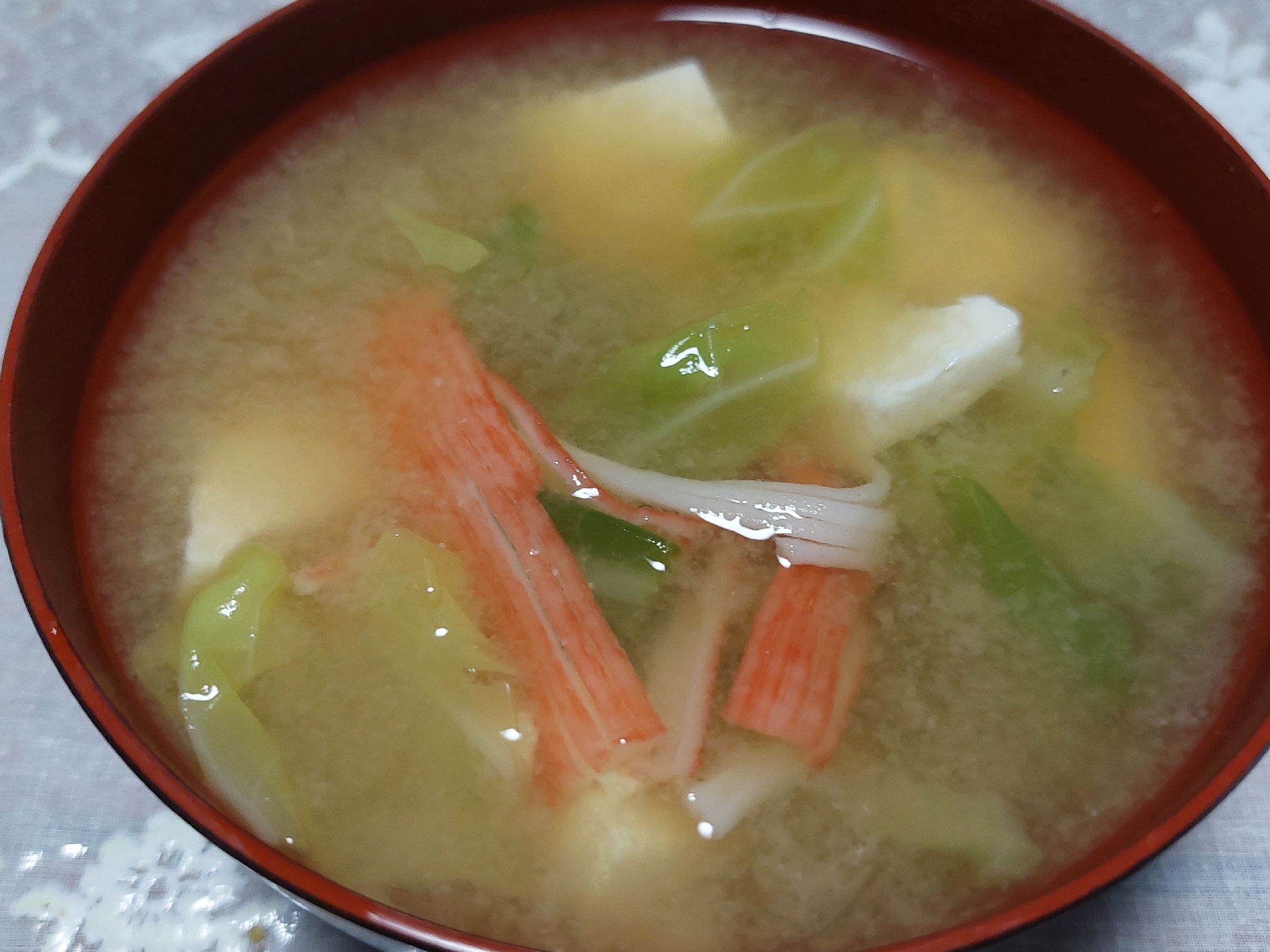 カニカマとキャベツと豆腐のお味噌汁