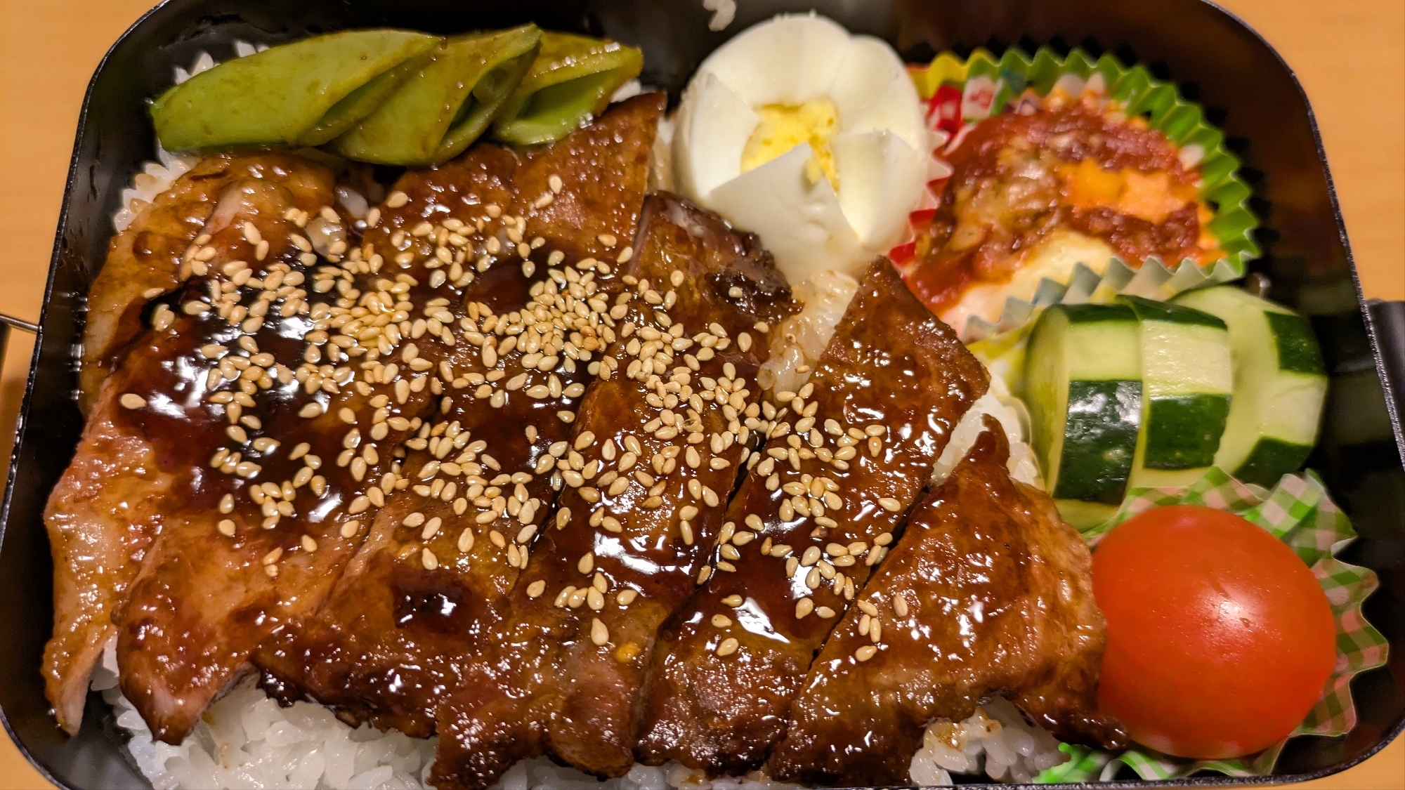 我が家の男子のガッツリトンテキ弁当