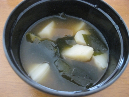 じゃがいも・玉ねぎ・油あげ・わかめの味噌汁