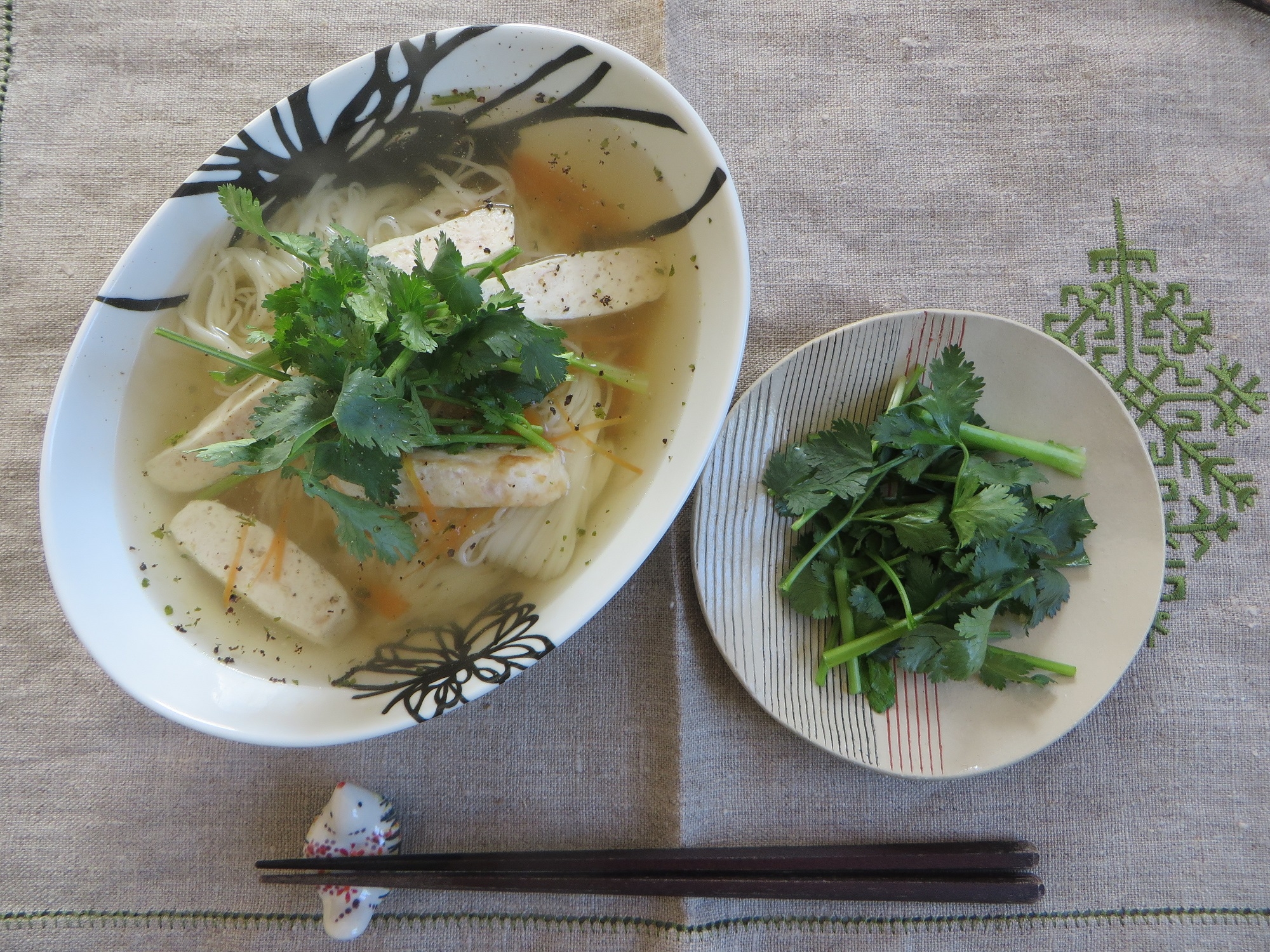 KALDIのパクチースープとそうめんで作るフォー