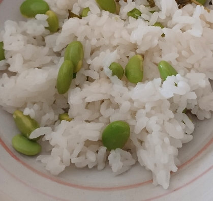 鞘を剥かずにそのまま炊き込むとは！枝豆の香りで更に美味しい枝豆ご飯になりました！