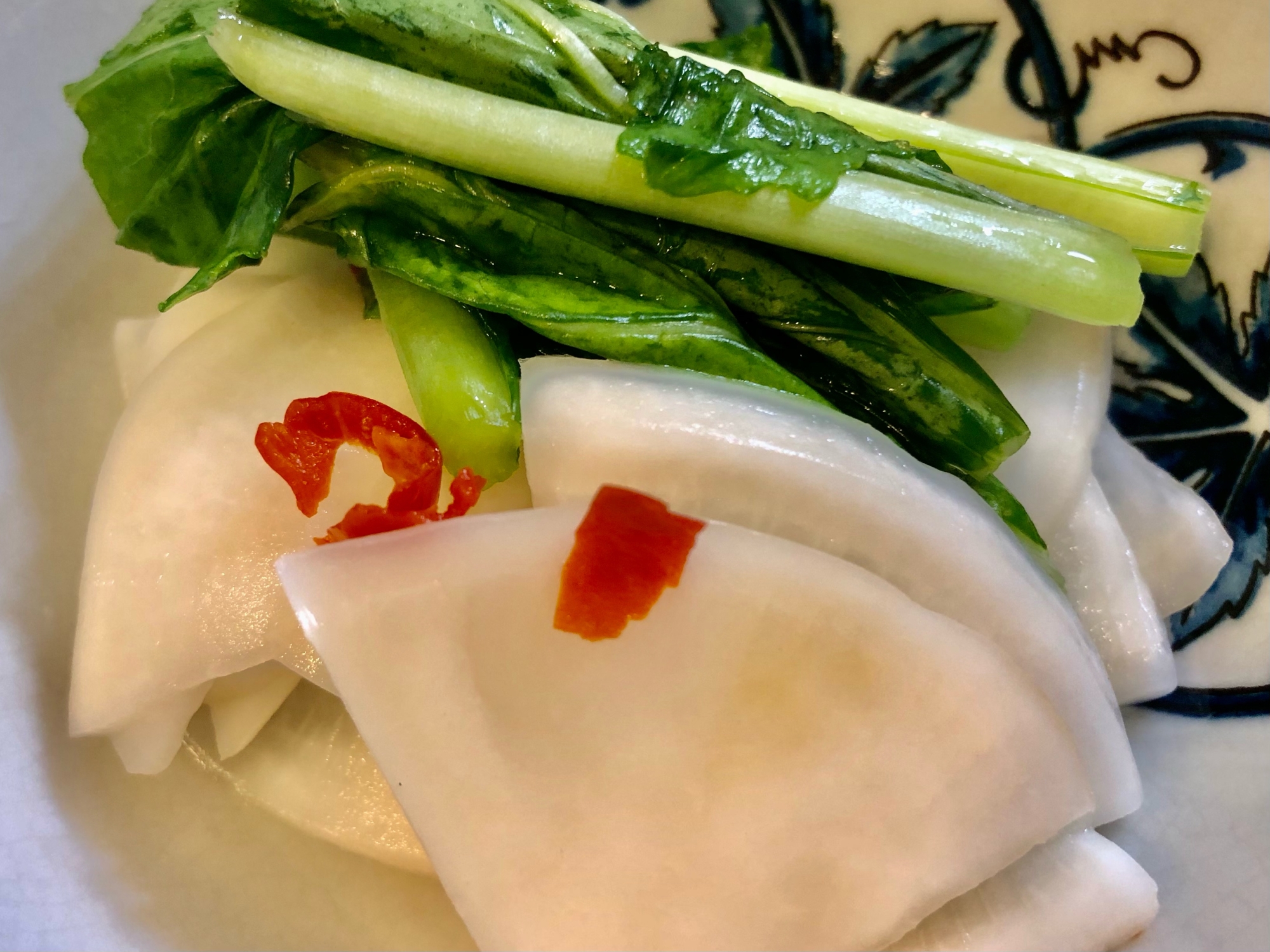 簡単副菜♫夏のおつまみの定番かぶのピリ辛甘酢漬け