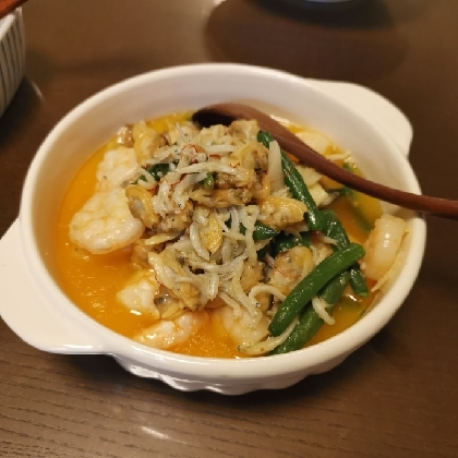 冷凍のエビ、イカ、アサリ、いんげん、しらすで作りました。簡単に出来ました！
いっぱい作ったので残ったら明日のランチにパスタにアレンジしたいと思います。美味しい！