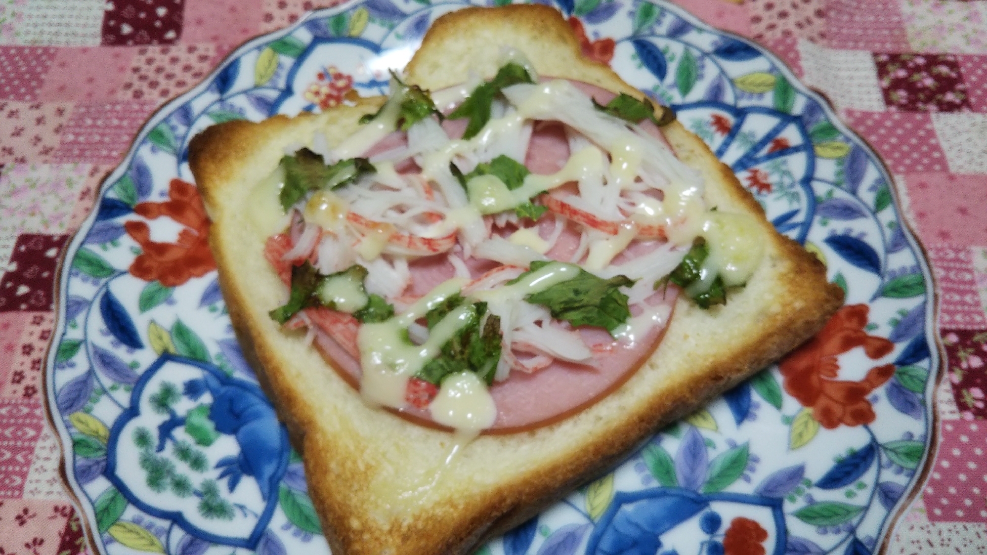 ハムとカニかまとセロリ葉のマヨトースト☆