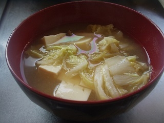 白菜と豆腐の味噌汁は優しいお味で飽きのこない冬の朝食にほっとさせられますね。