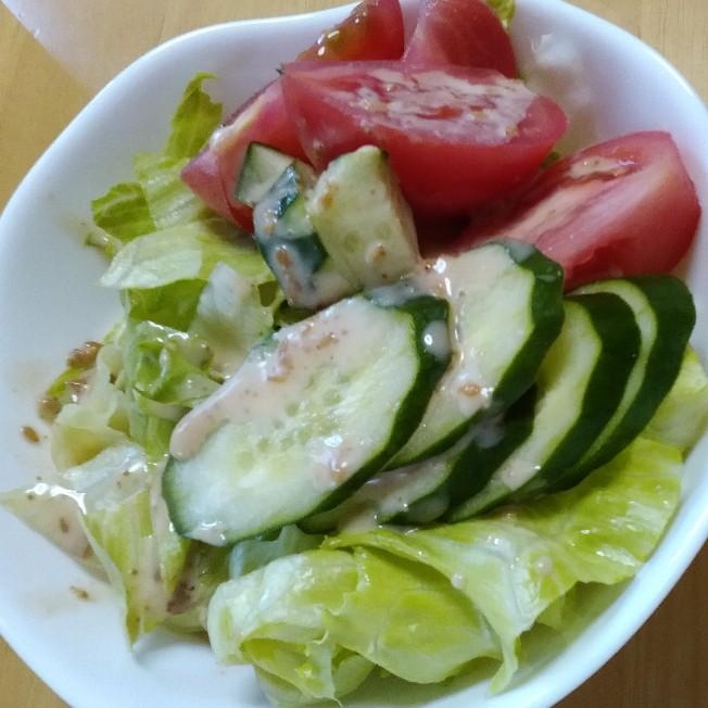 レタスきゅうりトマトの胡麻ドレッシングサラダ