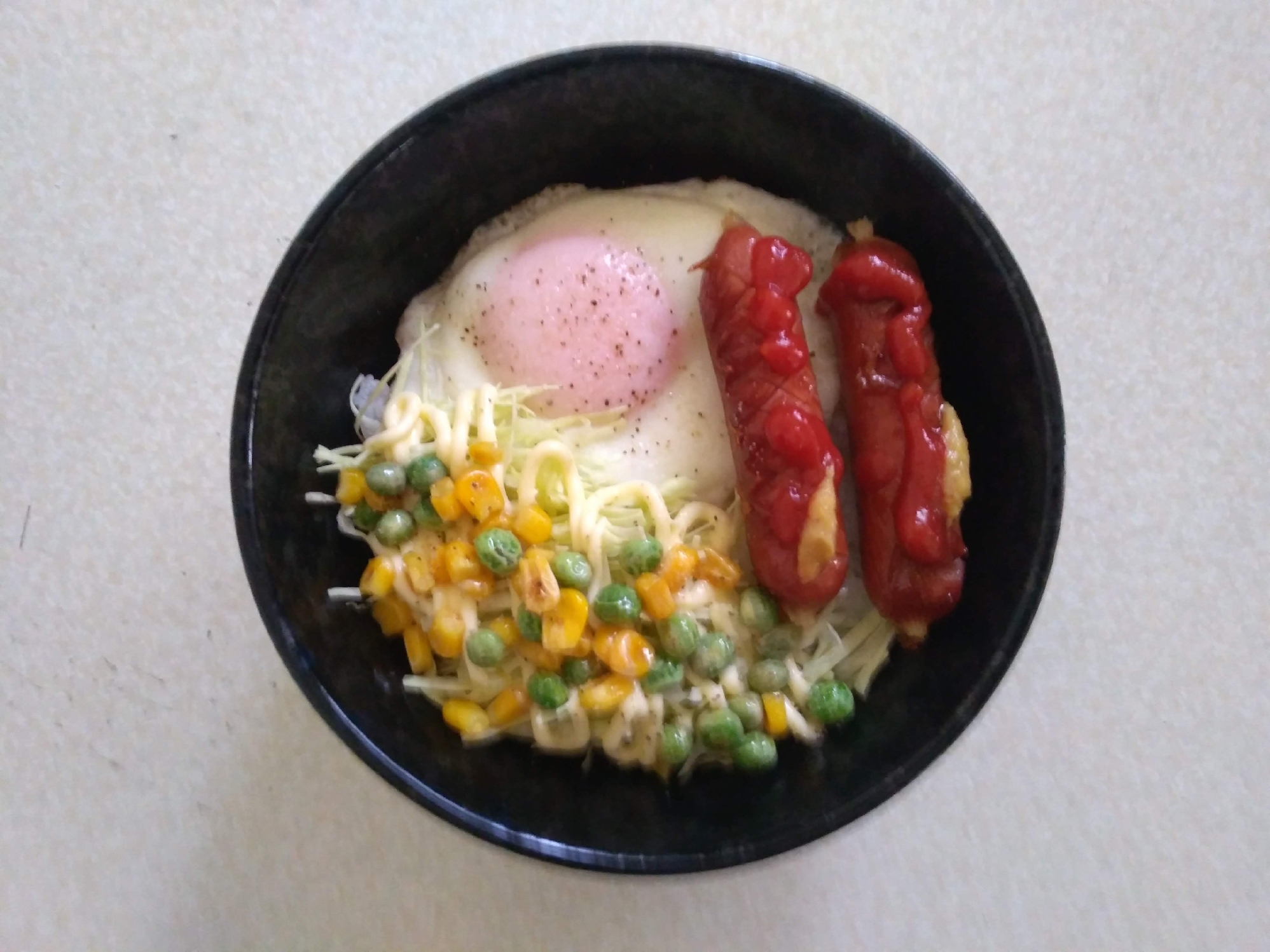 ソウセイジと目玉焼きのロコモコ丼