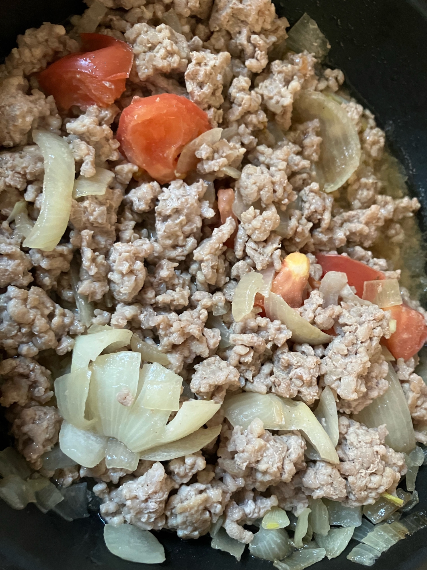 豚ひき肉と玉ねぎとトマト炒め