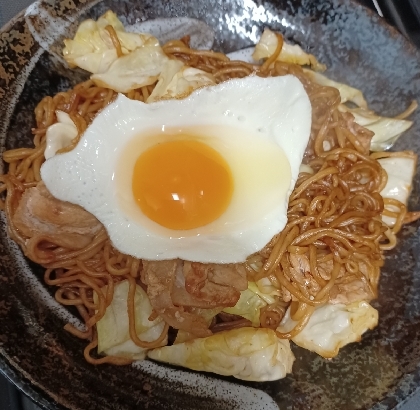 目玉焼き乗せ焼きそば