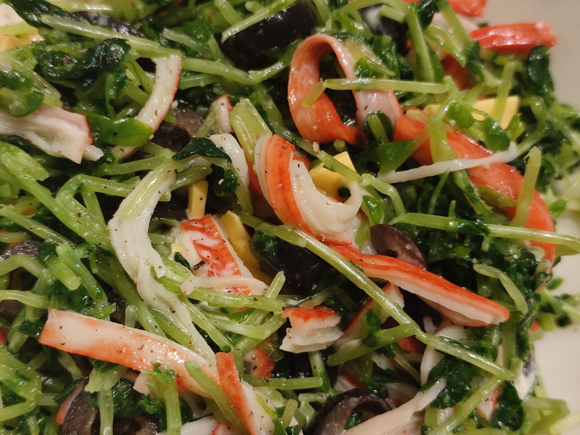 豆苗とカニカマとチーズの和え物