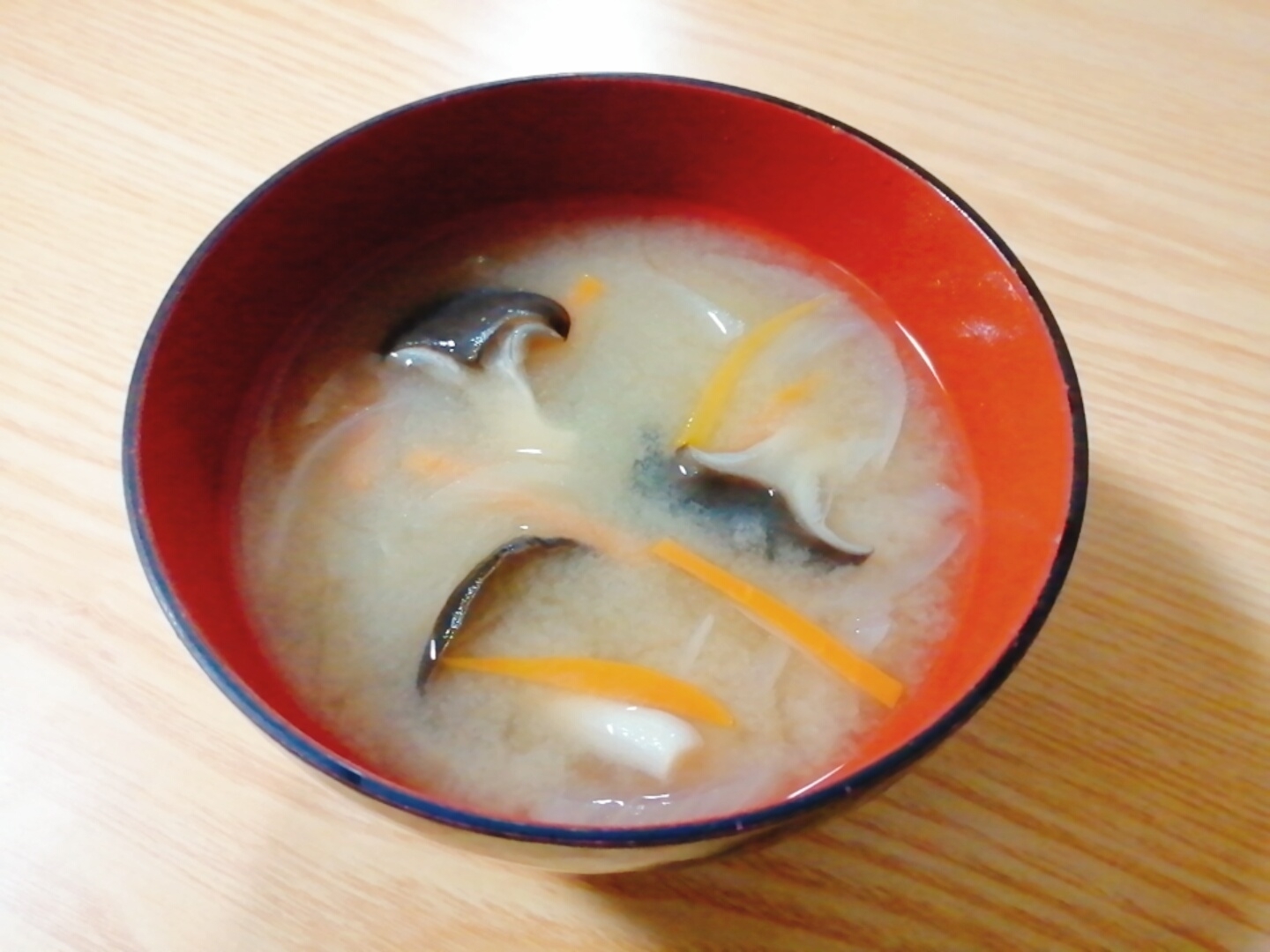 ひらたけと玉ねぎと人参の味噌汁