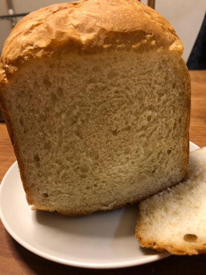 ふわふわして、美味しいパンでした。何もつけなくても美味しいし、もちろん、マーガリンやジャムを塗っても美味しいパンです。また作りたいと思います。