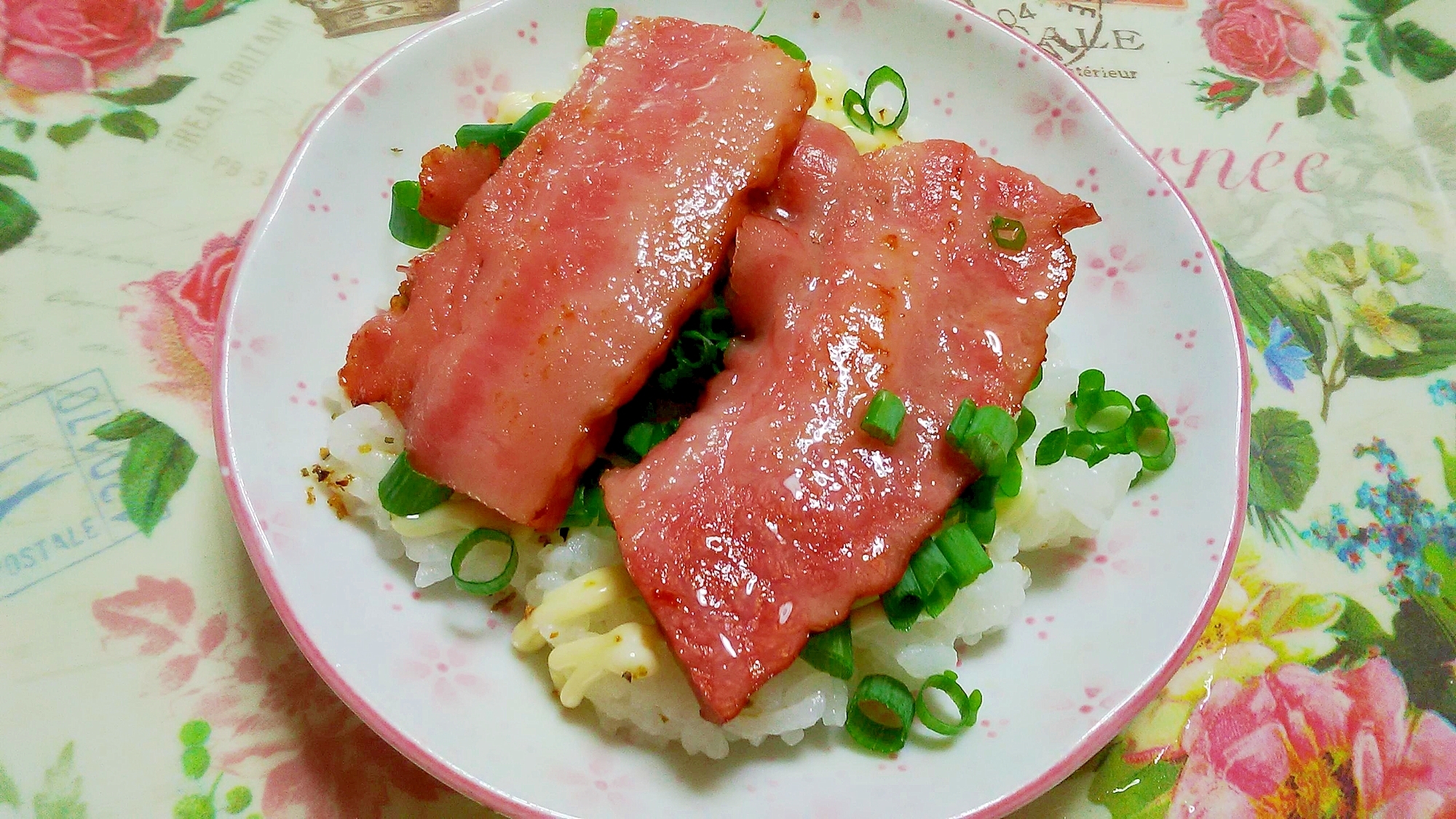 ベーコンとねぎ乗せマヨごはん