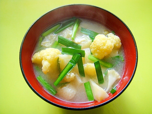 カリフラワーと油揚げニラの味噌汁