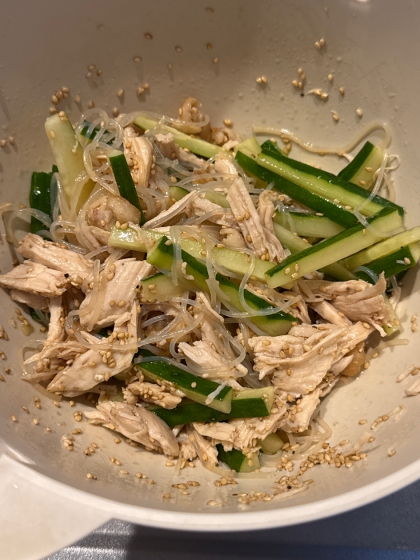 電子レンジで簡単！鶏むね肉とキュウリの春雨サラダ♪
