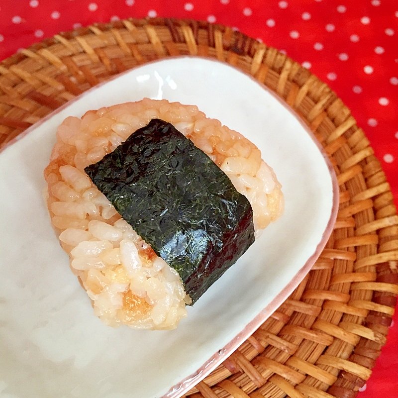 白い皿に盛られたバターしょうゆ味の天かすおにぎり