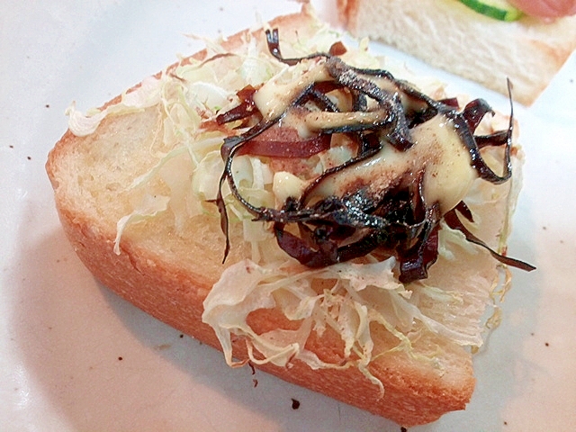 千切りキャベツと昆布佃煮のスパイシーミニトースト