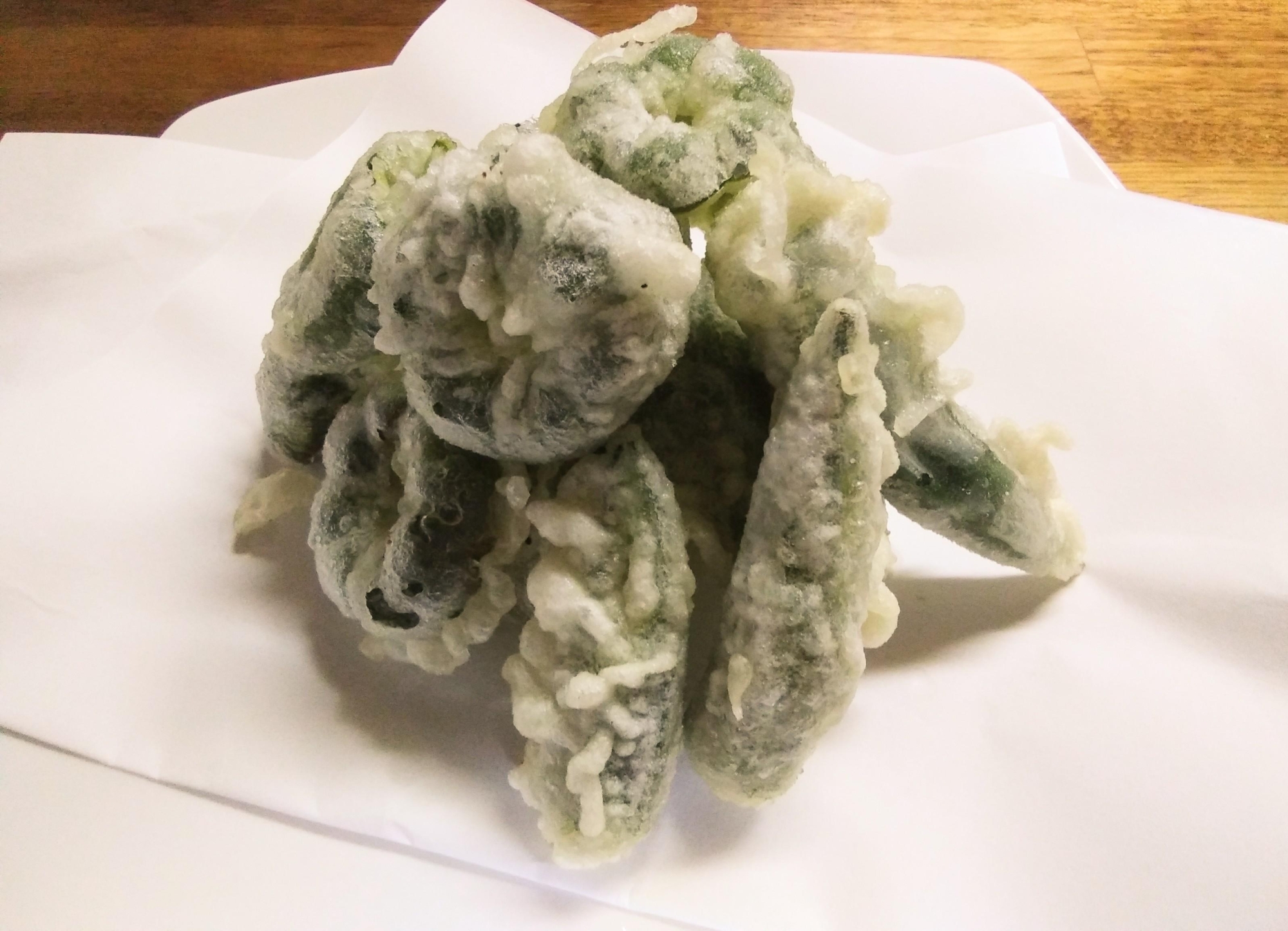 緑色の野菜の天ぷら　オクラとピーマンの天ぷら