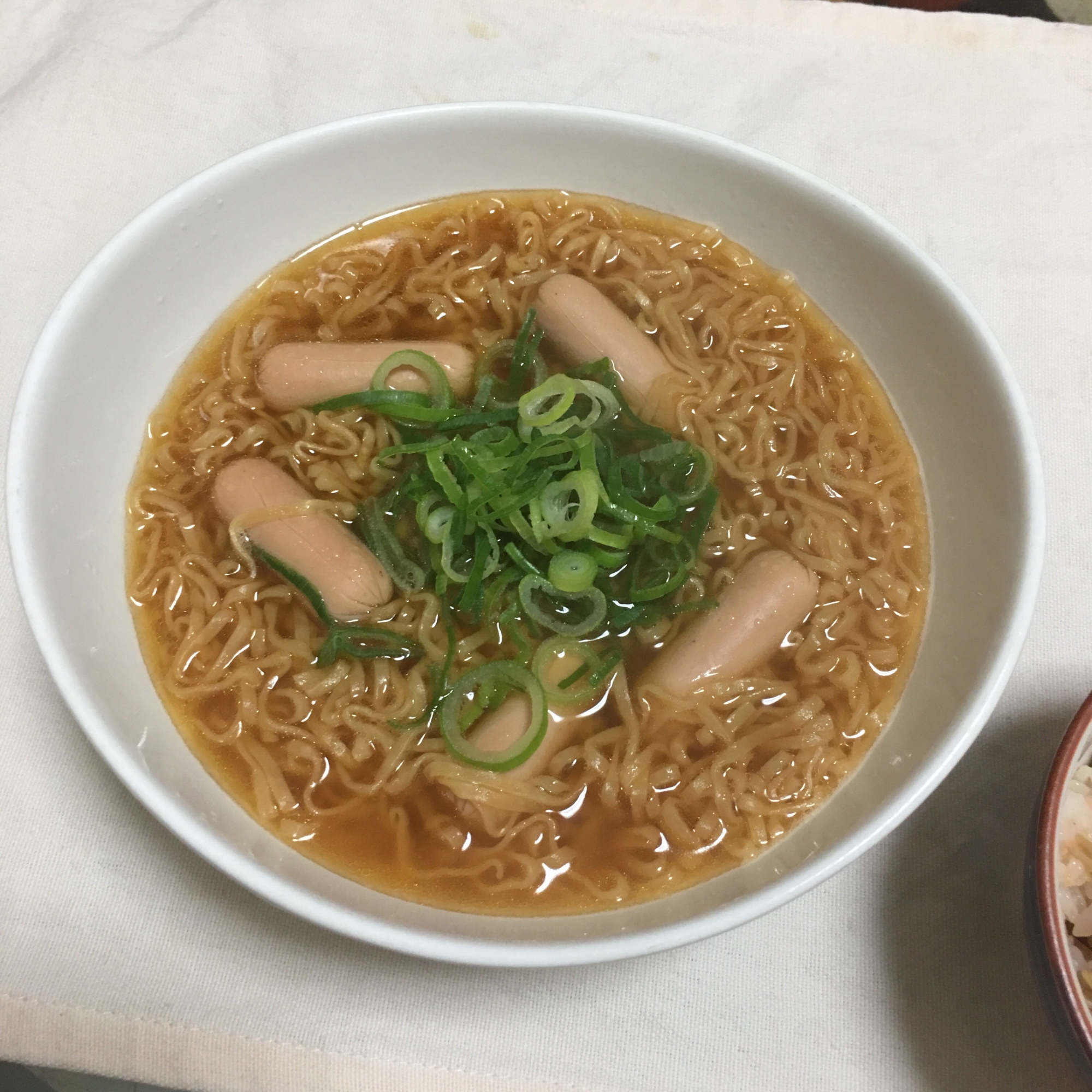 皮なしミニウインナーと刻みネギのチキンラーメン♡