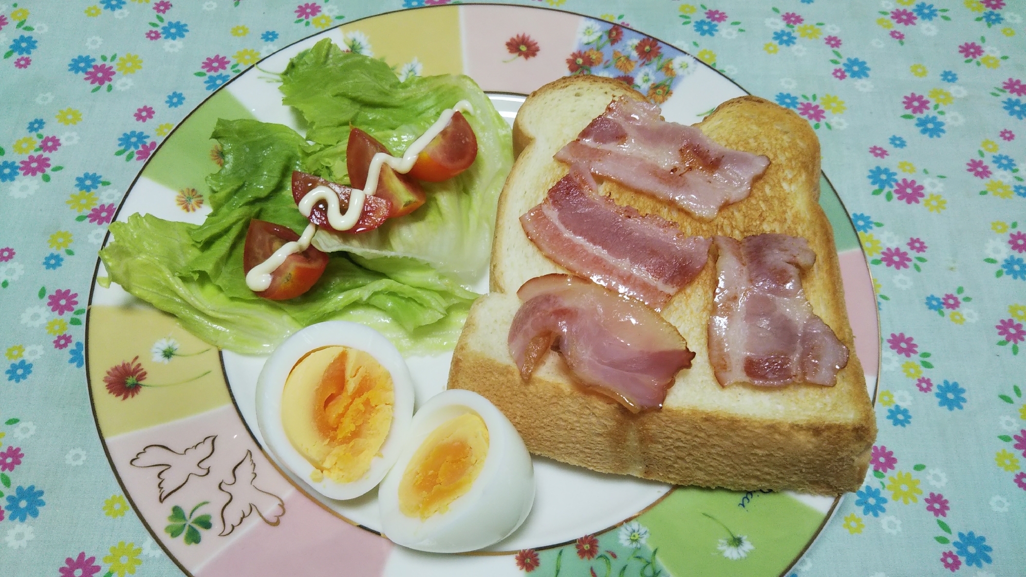 ベーコンソテーのせトーストと茹で卵とサラダの朝食 レシピ 作り方 By ミニー7015 楽天レシピ
