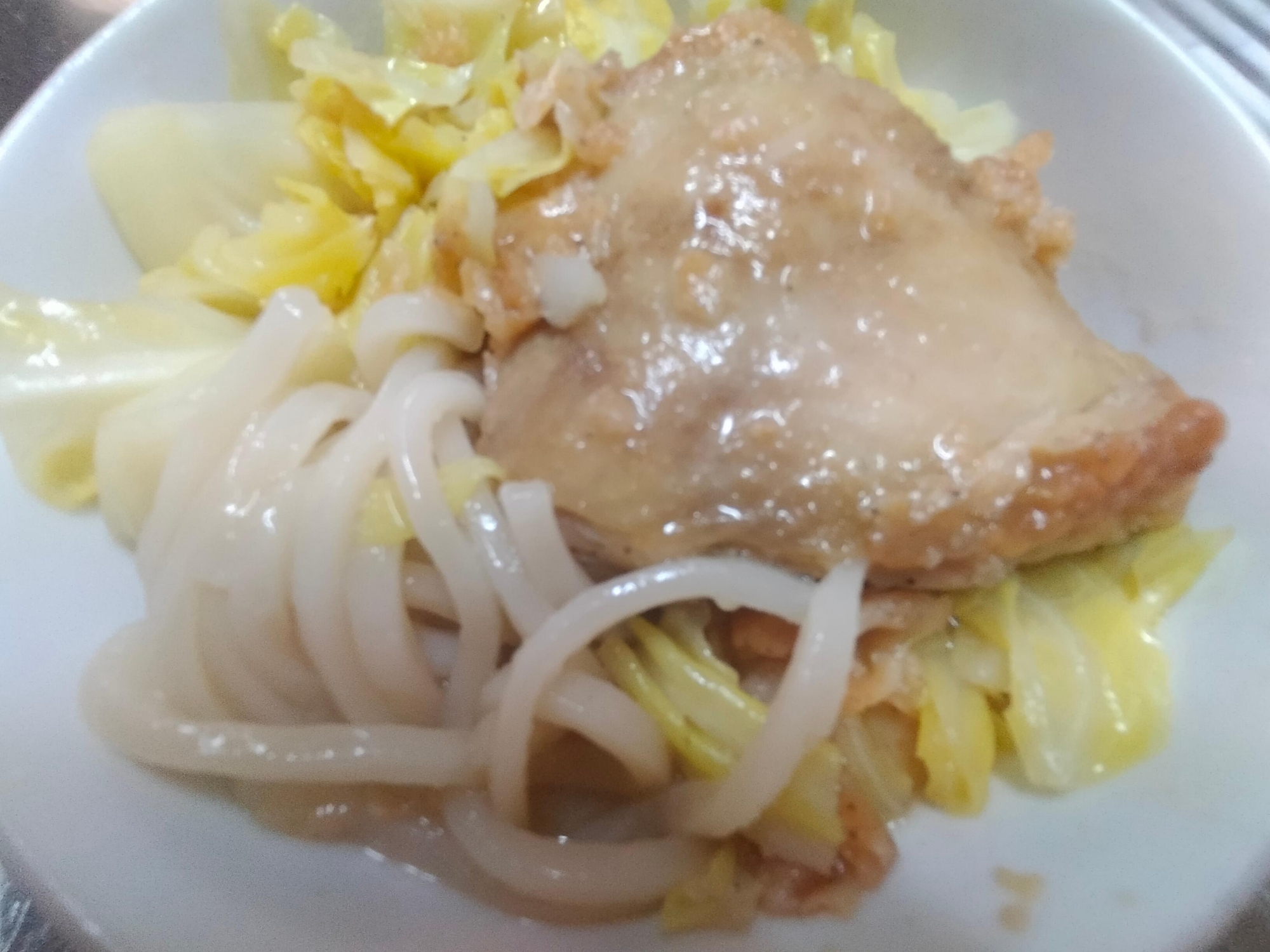 フライドチキンとキャベツのうどん煮込み