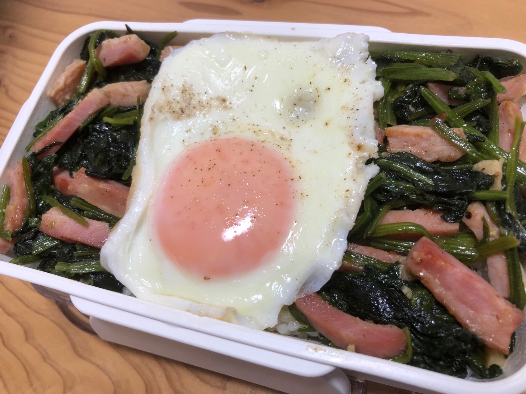 簡単すぎるお弁当！ほうれん草とベーコンのポパイ丼