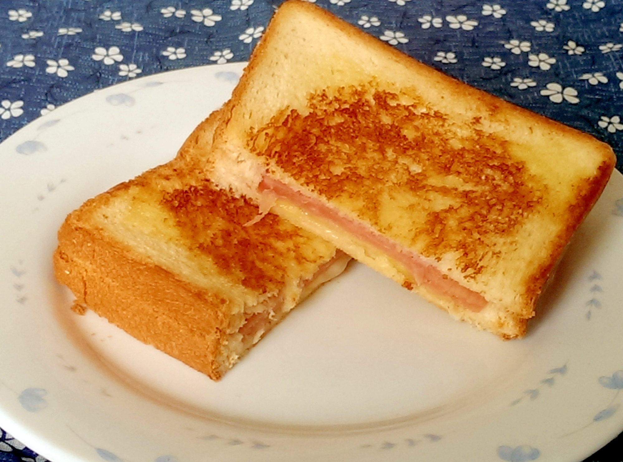 ハムとチーズのホットサンド